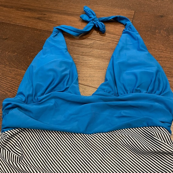 Halter Deep cleavage bathing suit - Picture 2 of 4